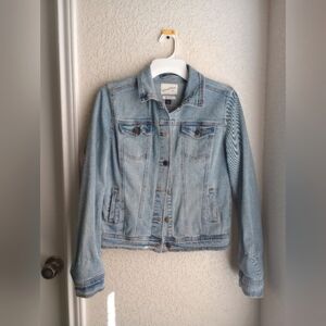 UNIVERSAL THREAD Women's size small light blue jean jacket